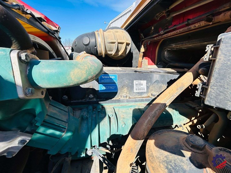 2011-volvo-truck-vhd-tri-axle-dump-truck-image-61