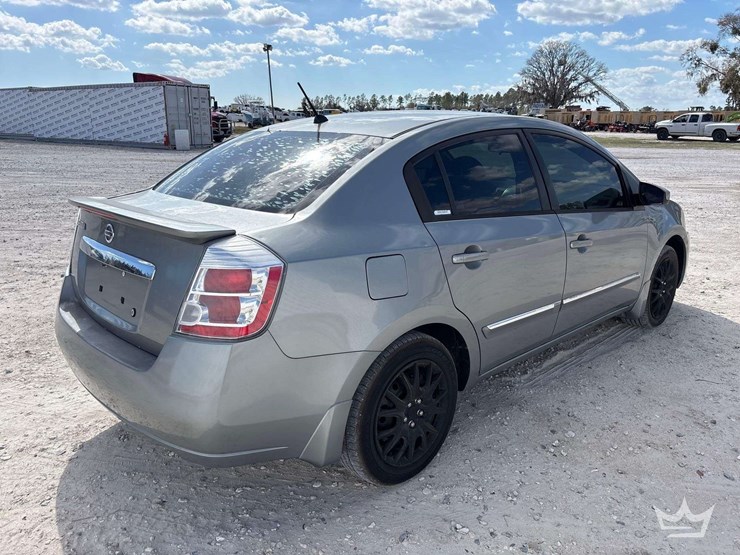 2011-nissan-sentra-sedan-image-3