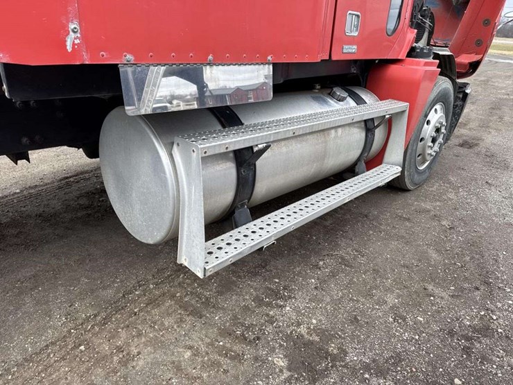 2000-freightliner-flc120-image-18