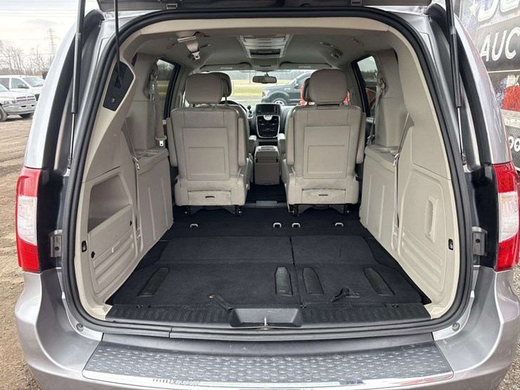 2014-chrysler-town-&-country-image-14