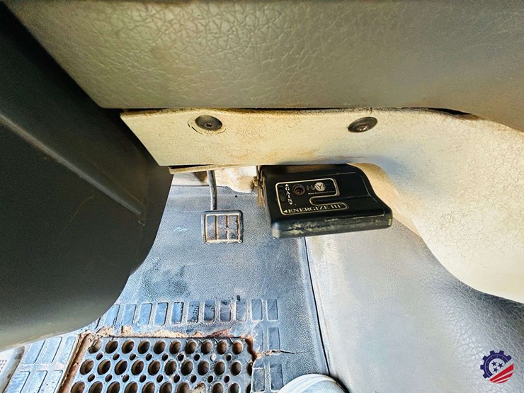 2011-volvo-truck-vhd-tri-axle-dump-truck-image-85