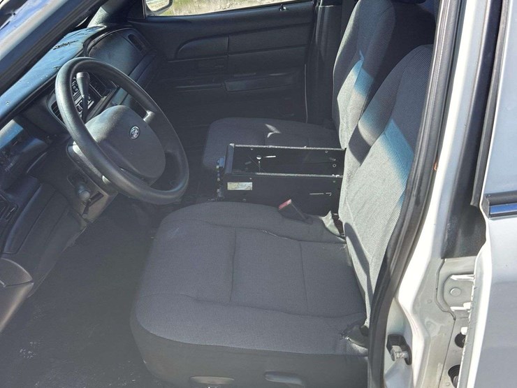 2010-ford-crown-victoria-sedan-image-11