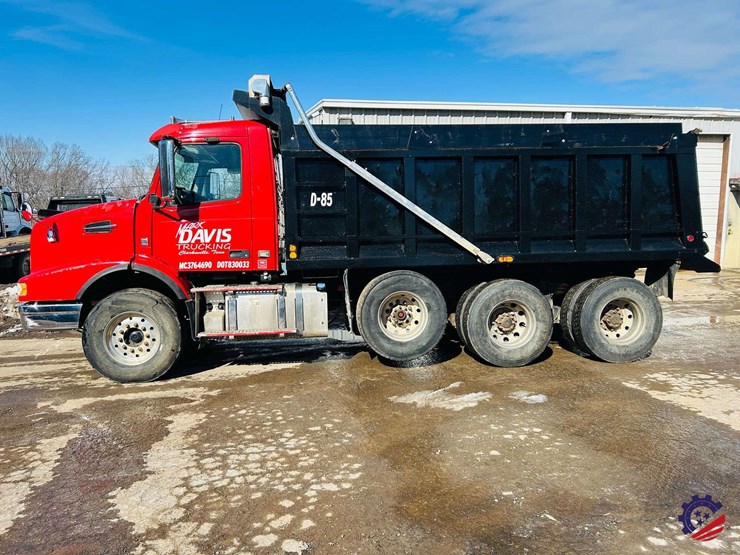 2011-volvo-truck-vhd-tri-axle-dump-truck-image-2
