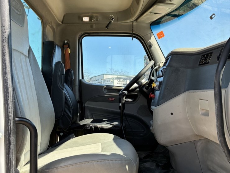 2020-peterbilt-567-image-8