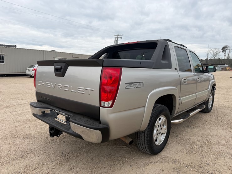 #447-•-2005-chevrolet-alvalanche-|-reconstructed-title-image-3