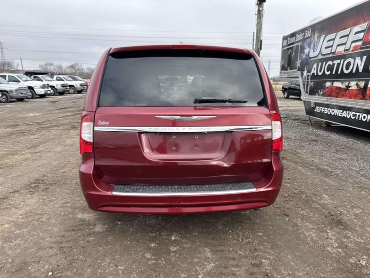 2012-chrysler-town-&-country-image-3