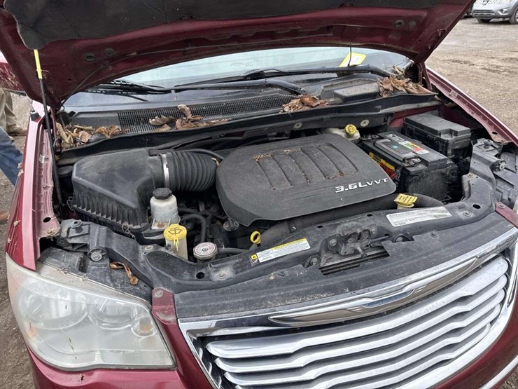 2012-chrysler-town-&-country-image-17