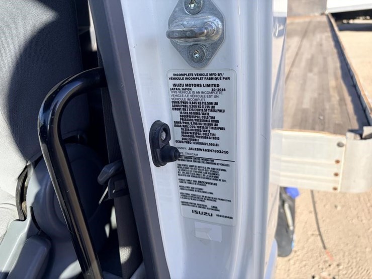 2017-isuzu-nrr-image-21