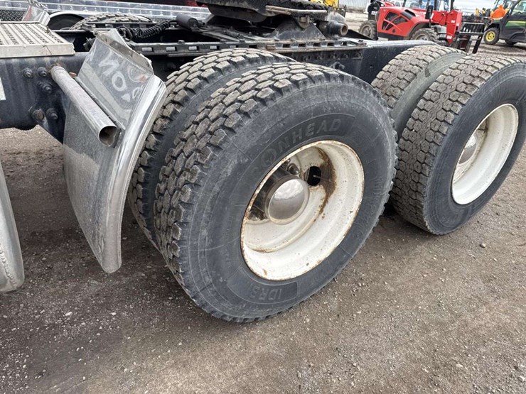 2000-freightliner-fld112-image-9