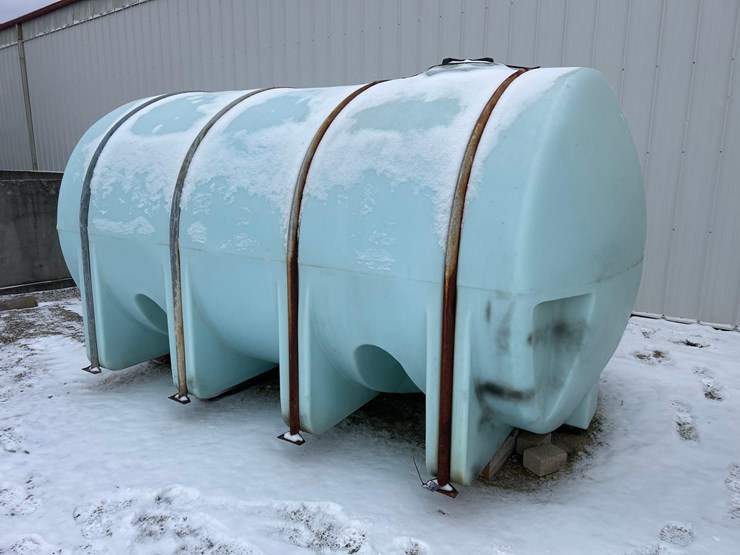 3500-gallon-banded-poly-tank-image-1