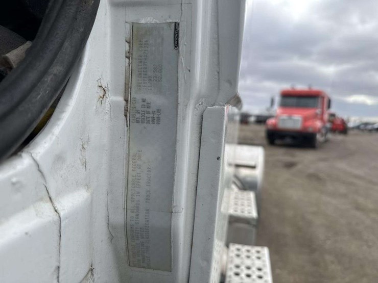 2000-freightliner-fld112-image-30