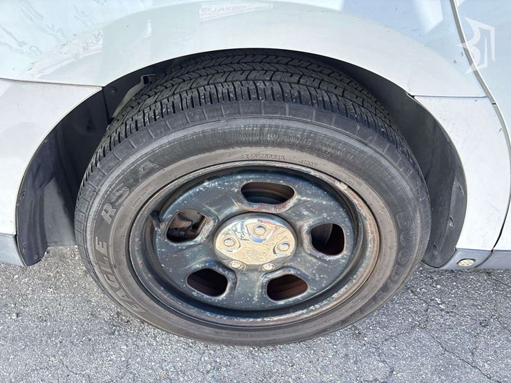 2015-ford-taurus-awd-sedan-image-18