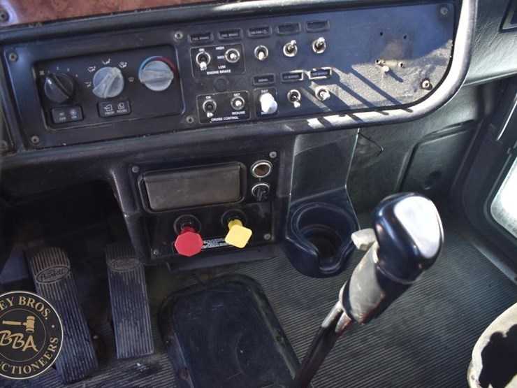 2005-peterbilt-385-image-42