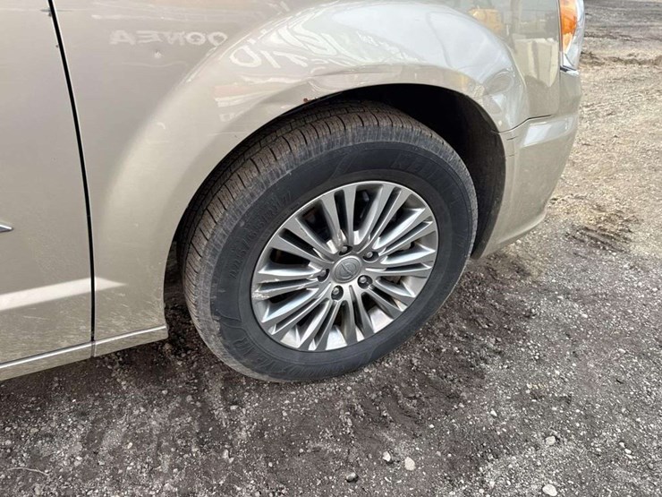 2013-chrysler-town-&-country-image-10