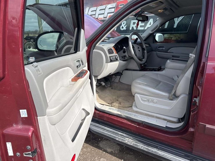 2008-chevrolet-suburban-image-11