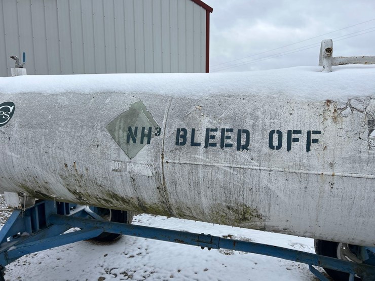 1000-gal.-nh3-tank-on-gear-(on-site)-image-7