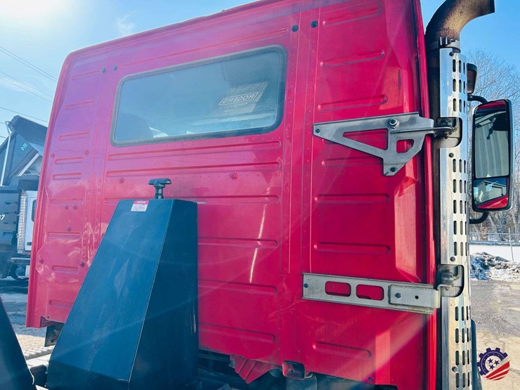 2011-volvo-truck-vhd-tri-axle-dump-truck-image-113