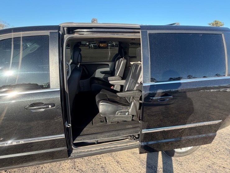 2014-chrysler-town-&-country-image-23