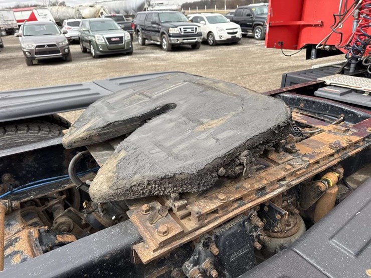 2000-freightliner-flc120-image-16