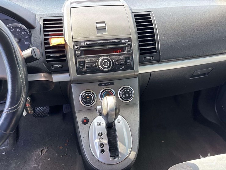 2011-nissan-sentra-sedan-image-14