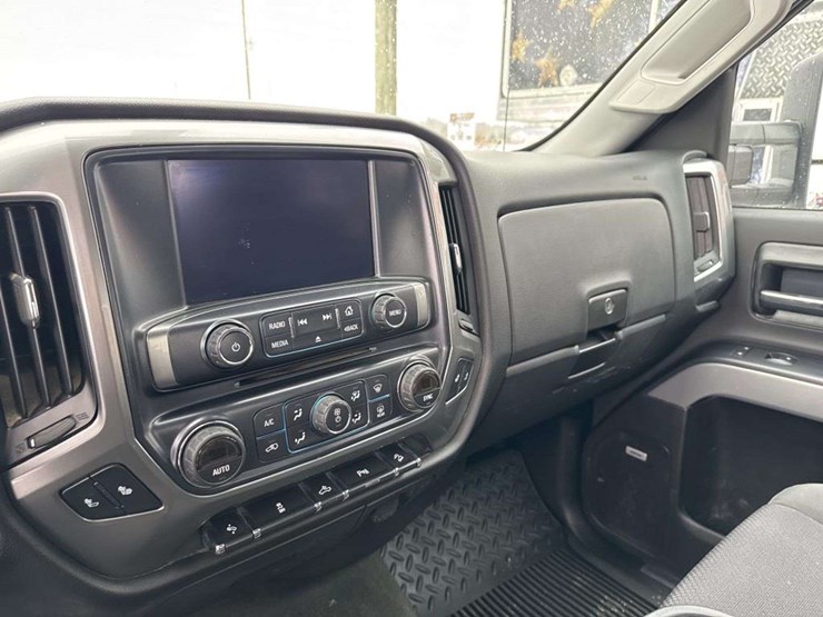 2016-chevrolet-silverado-2500hd-lt-image-19