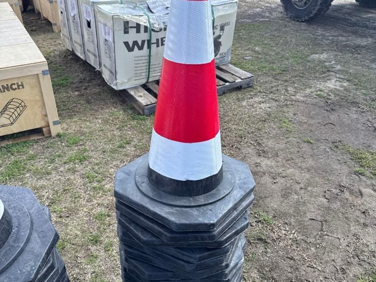 single-stack-of-safety-cones-image-2