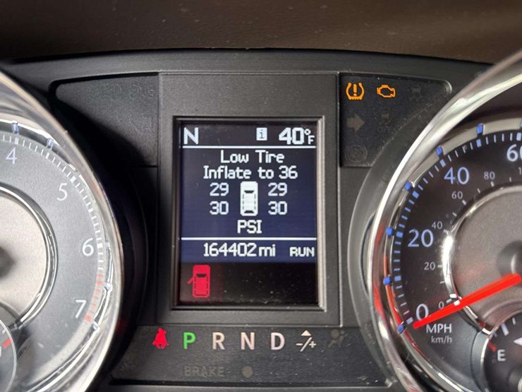 2013-chrysler-town-&-country-image-18