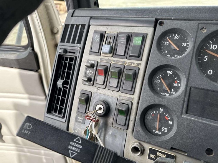 2000-freightliner-fl70-image-31