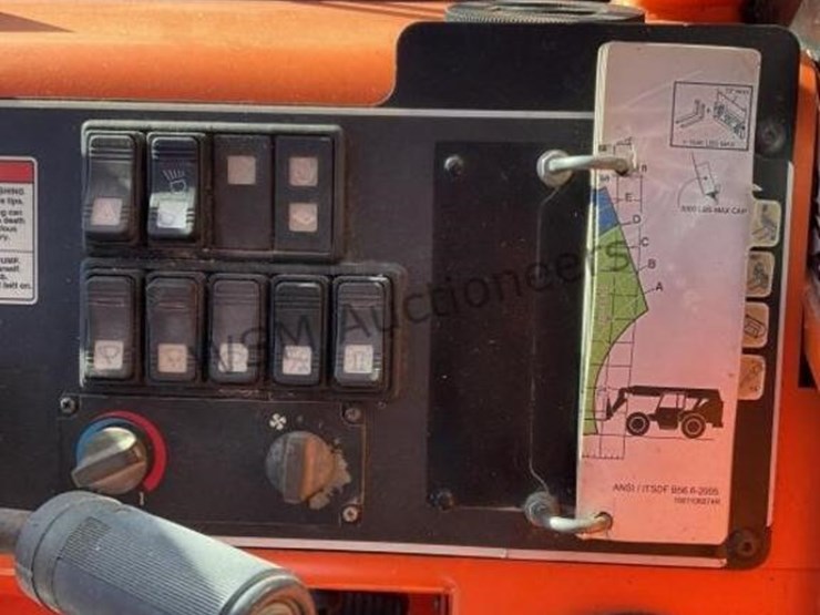 2012-jlg-8042-image-17