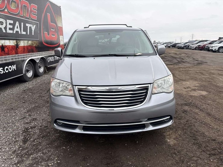 2014-chrysler-town-&-country-image-7