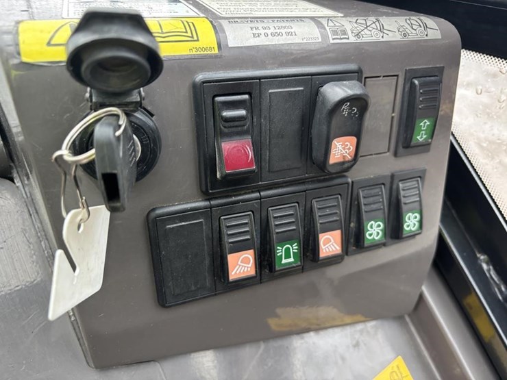 2016-manitou-ms130t-enc-cab-forklift-image-22