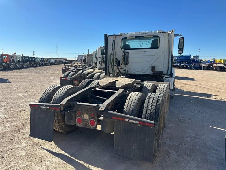 2017-international-lf687-daycab-image-4