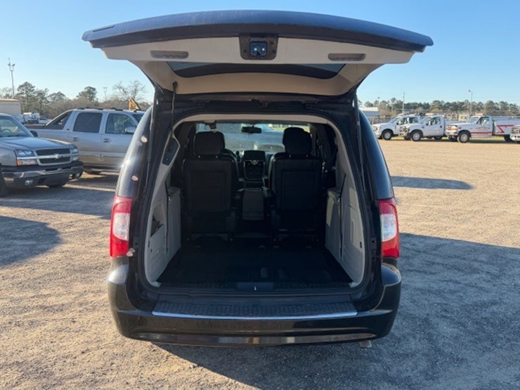 2014-chrysler-town-&-country-image-18