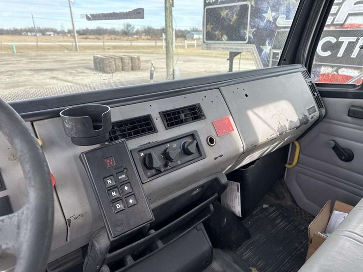 2000-freightliner-fl70-image-28