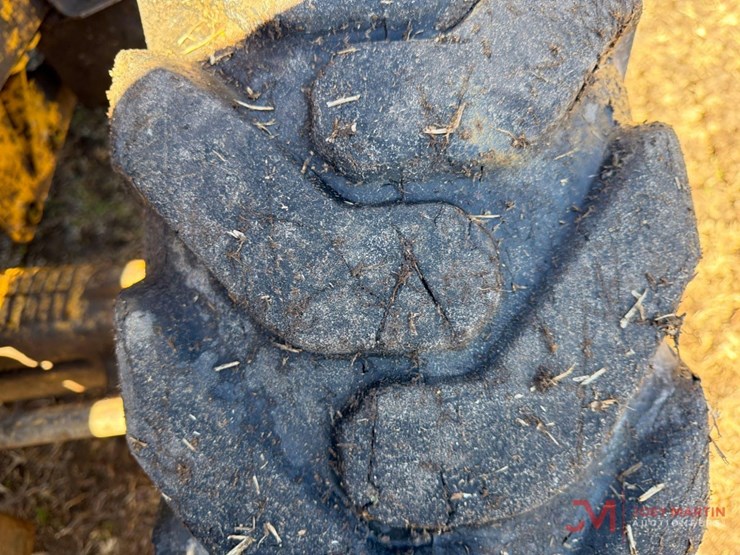 2017-caterpillar-420f2-image-11