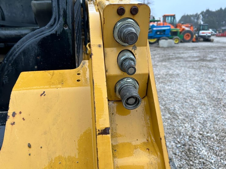 2016-caterpillar-259d-image-12