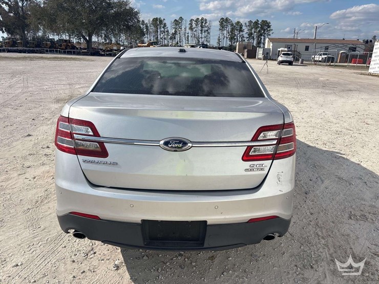 2016-ford-taurus-sedan-image-21