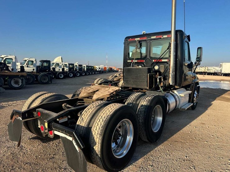2013-freightliner-cascadia-image-2