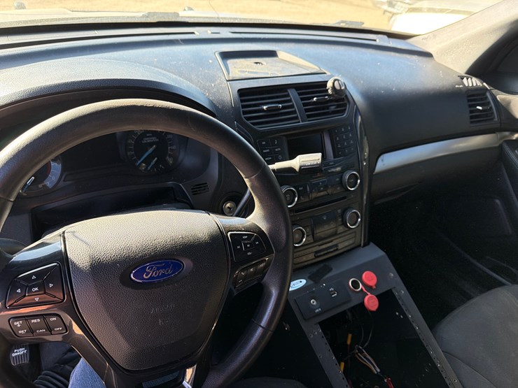 2016-ford-explorer-image-8