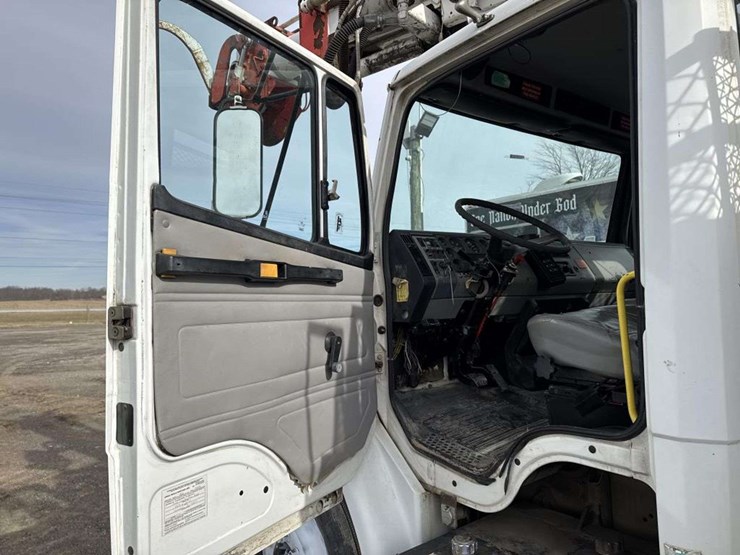 2000-freightliner-fl70-image-24