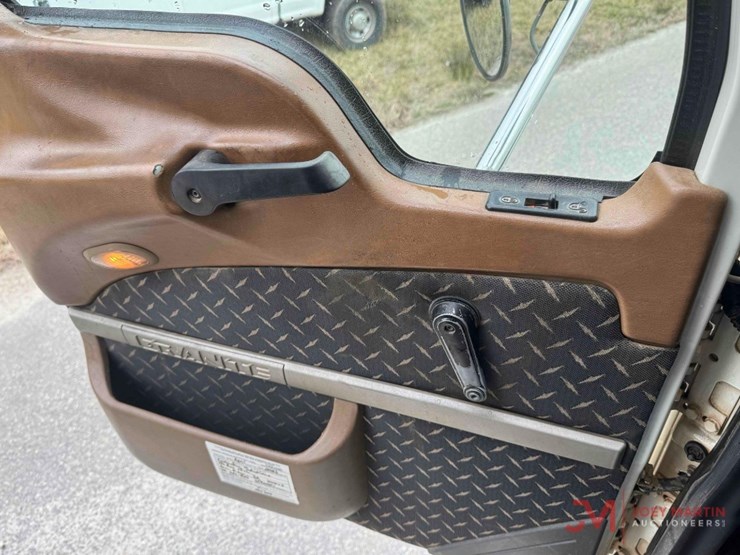 2014-mack-granite-gu713-image-41