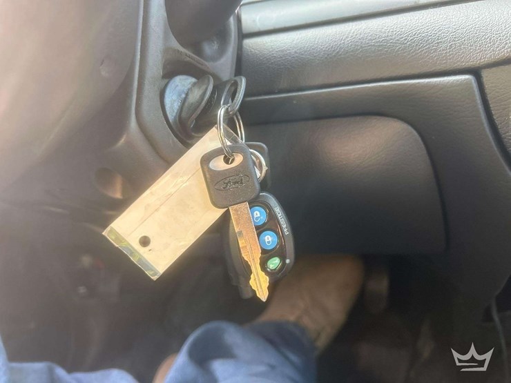 2010-ford-crown-victoria-image-21