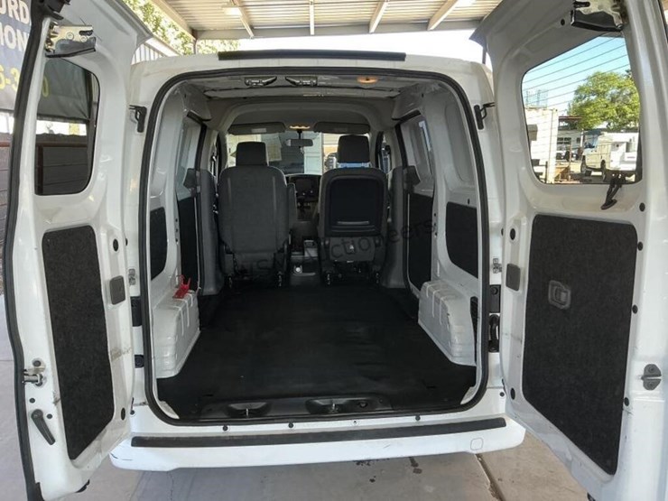 2017-nissan-nv200-image-10