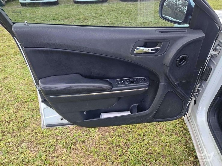 2013-dodge-charger-sedan-image-8