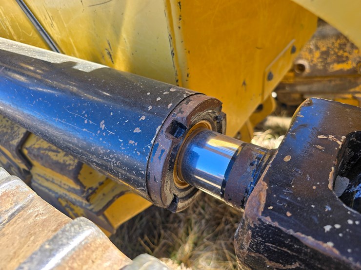 2015-caterpillar-953d-image-75