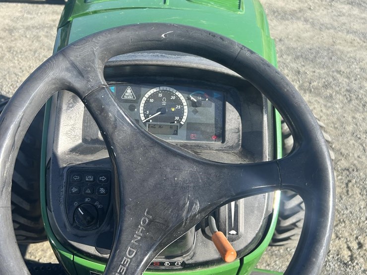 2015-john-deere-4044m-image-8