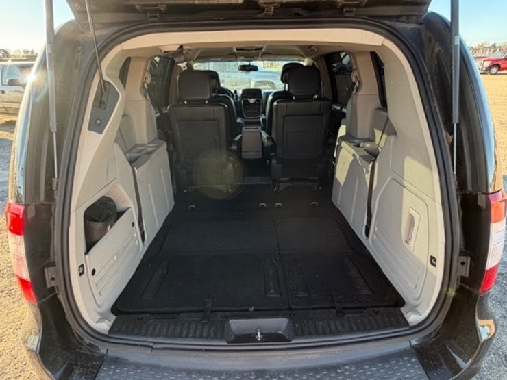 2014-chrysler-town-&-country-image-19