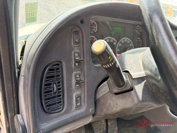 2018-freightlinerwater-truck-image-27