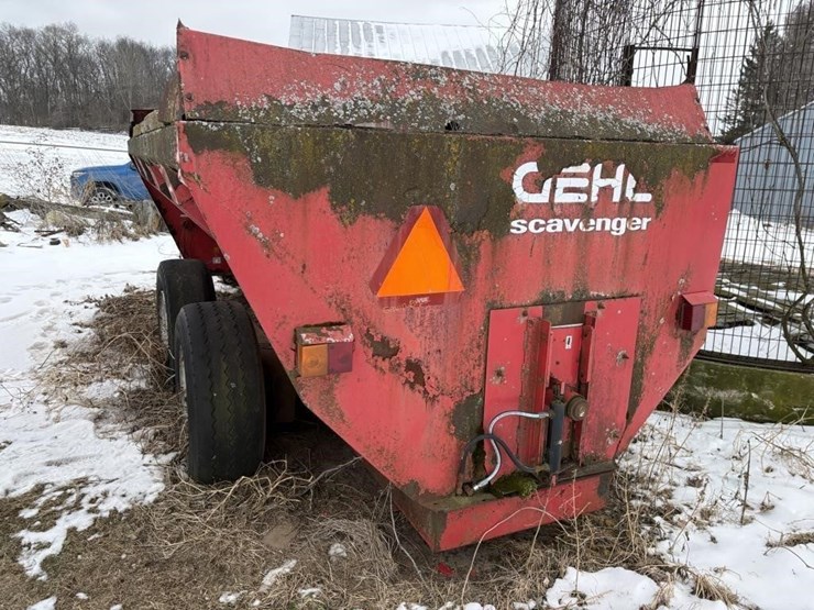 gehl-scavenger-slinger-spreader---off-site-image-8