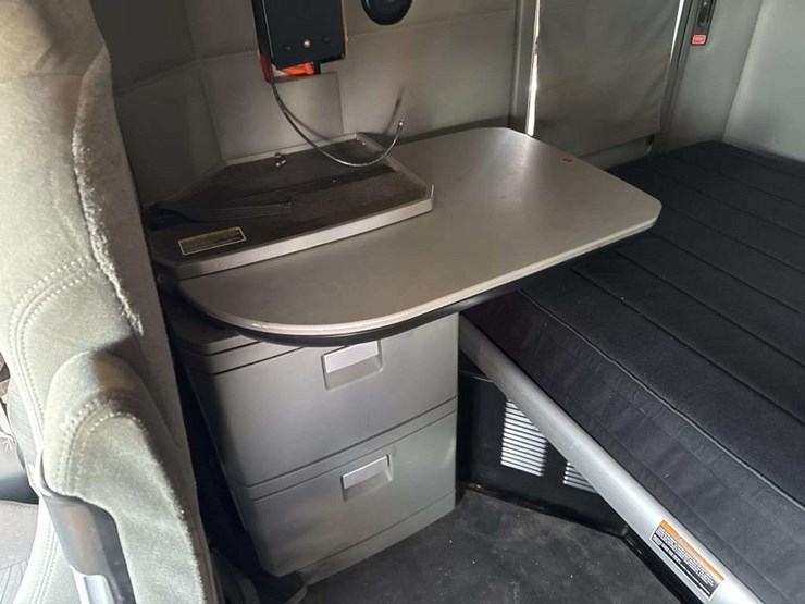 2019-kenworth-t680-image-35